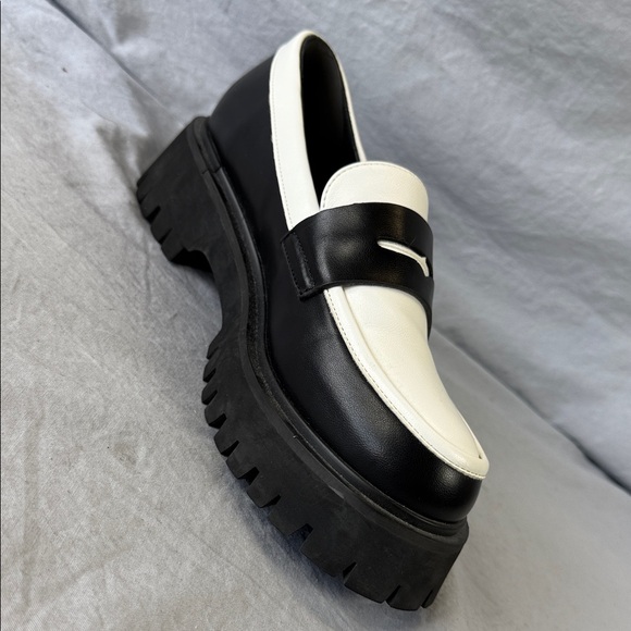 Black and‎ White Women's Loafers - Picture 7 of 9